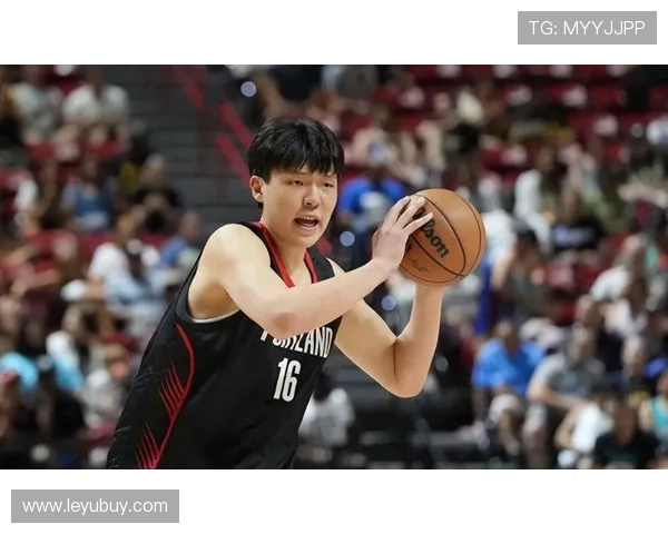 杨瀚森挡拆后无球切入如库里回撤，拉开空间三分更稳