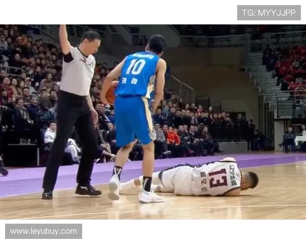 受伤倒地中断比赛，裁判如何正确判罚规则解析