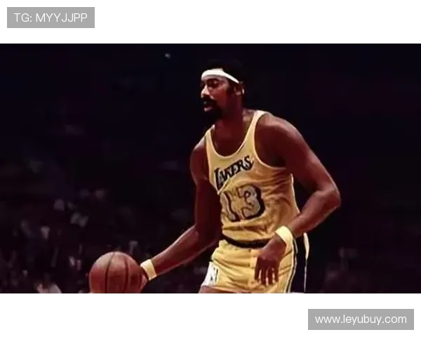 张伯伦靠内线单打霸篮板，胜过约基奇组织型统治