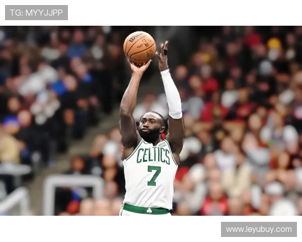 杰伦·布朗中距离命中率提升显著 拉开队内得分差距